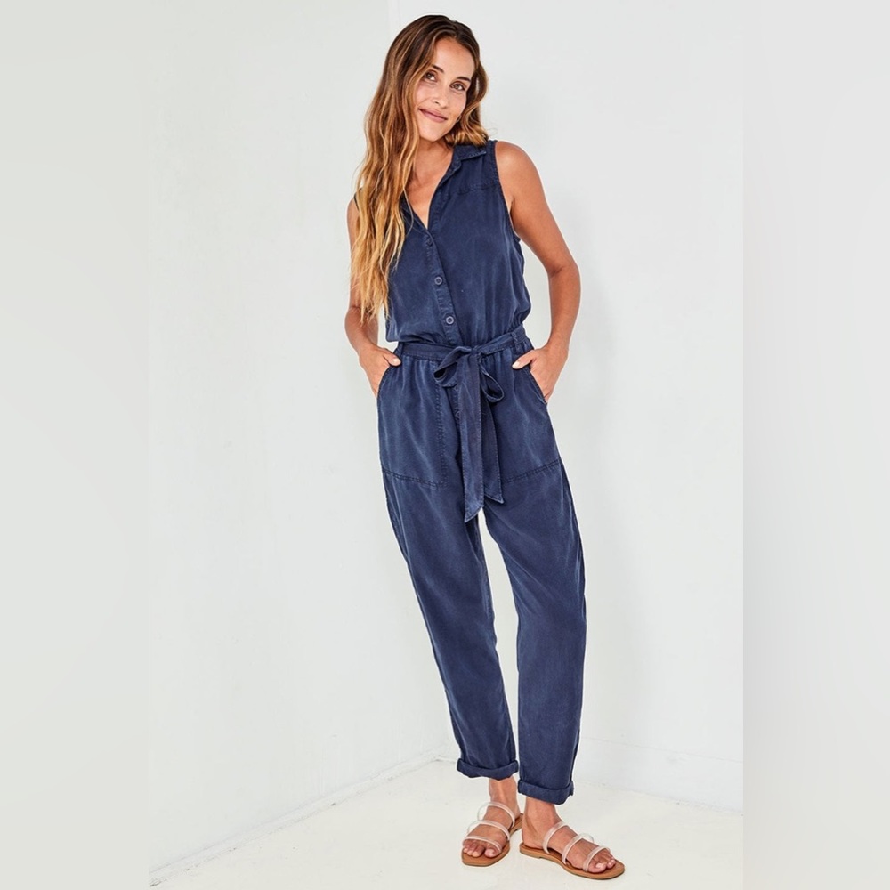 SLEEVELESS BELTED JUMPSUIT
ENDLESS SEA